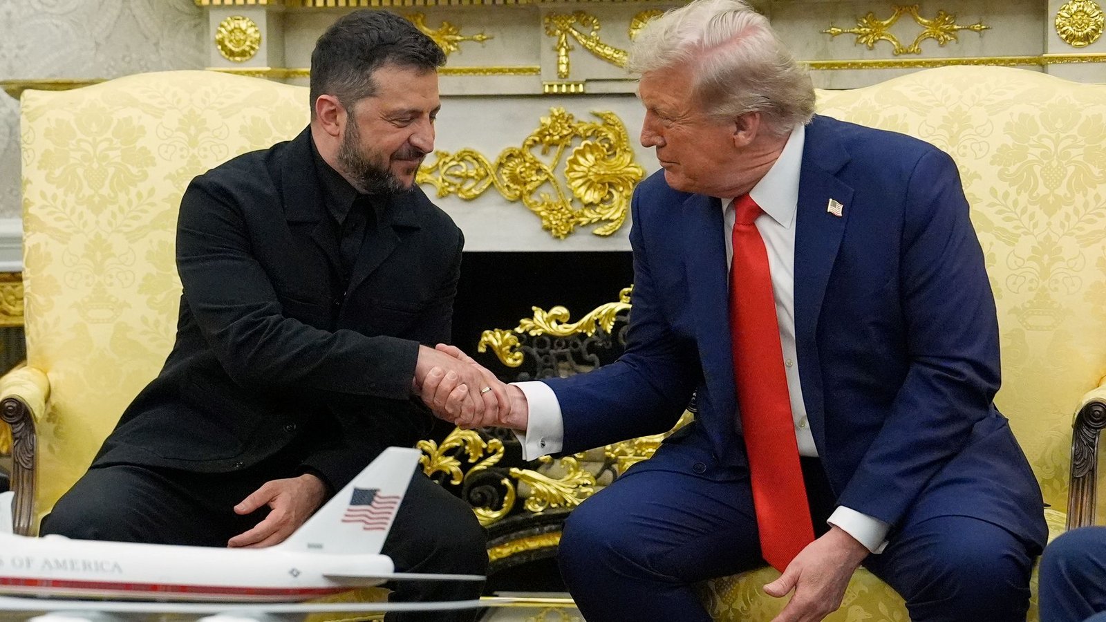 US-Präsident Donald Trump (r) trifft sich mit Wolodymyr Selenskyj, Präsident der Ukraine, im Oval Office im Weißen Haus.Foto: Julia Demaree Nikhinson/AP/dpa