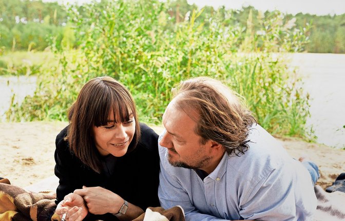 Christiane Paul (li.) als Paula Kurz und Charly Hübner als Micha Hartung in  „Der Held vom Bahnhof Friedrichstraße“<span class='image-autor'>Foto: Fre·de·ric Batier/X Verleih AG/d</span>