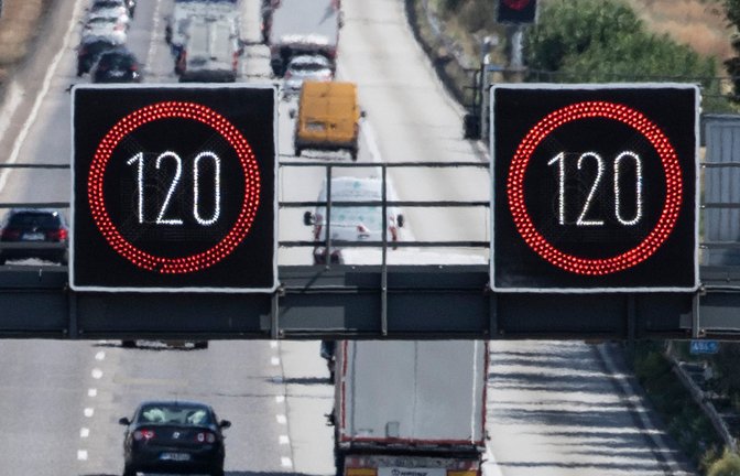 Laut einer Studie würde eine Geschwindigkeitsbegrenzung auf Autobahnen mehr fürs Klima bringen als gedacht.<span class='image-autor'>Foto: dpa/Boris Roessler</span>