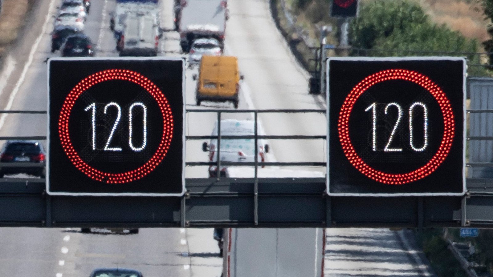 Laut einer Studie würde eine Geschwindigkeitsbegrenzung auf Autobahnen mehr fürs Klima bringen als gedacht.Foto: dpa/Boris Roessler Laut einer Studie würde eine Geschwindigkeitsbegrenzung auf Autobahnen mehr fürs Klima bringen als gedacht.Foto: dpa/Boris Roessler