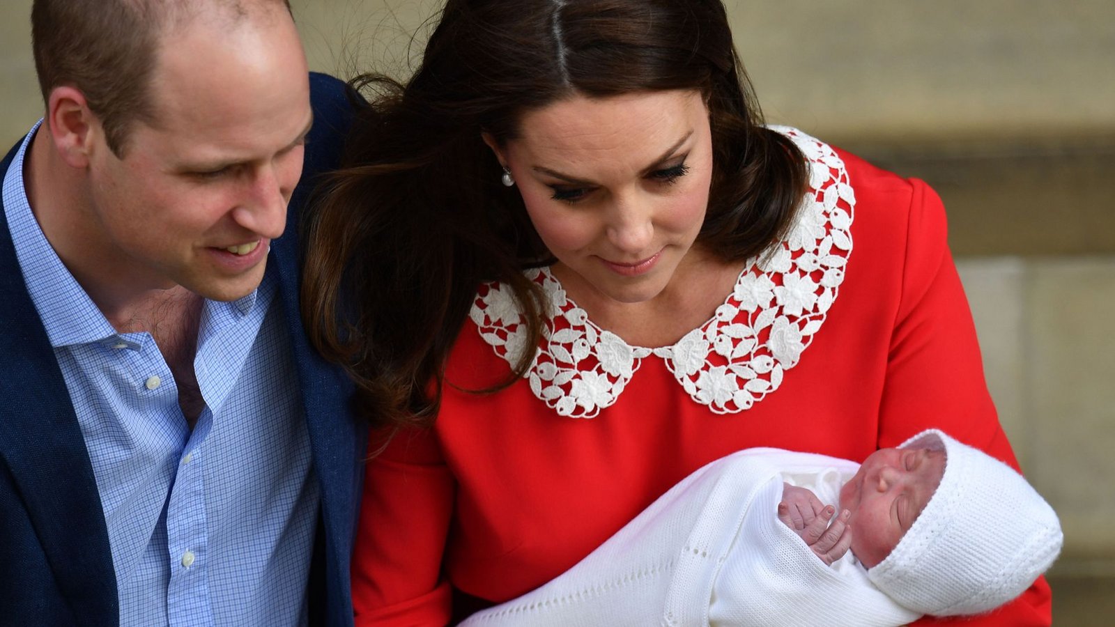 Nur sieben Stunden nach der Geburt zeigen Prinz William und Herzogin Kate ihren jüngsten Sohn erstmals der Weltöffentlichkeit.Foto: AFP/JOHN STILLWELL