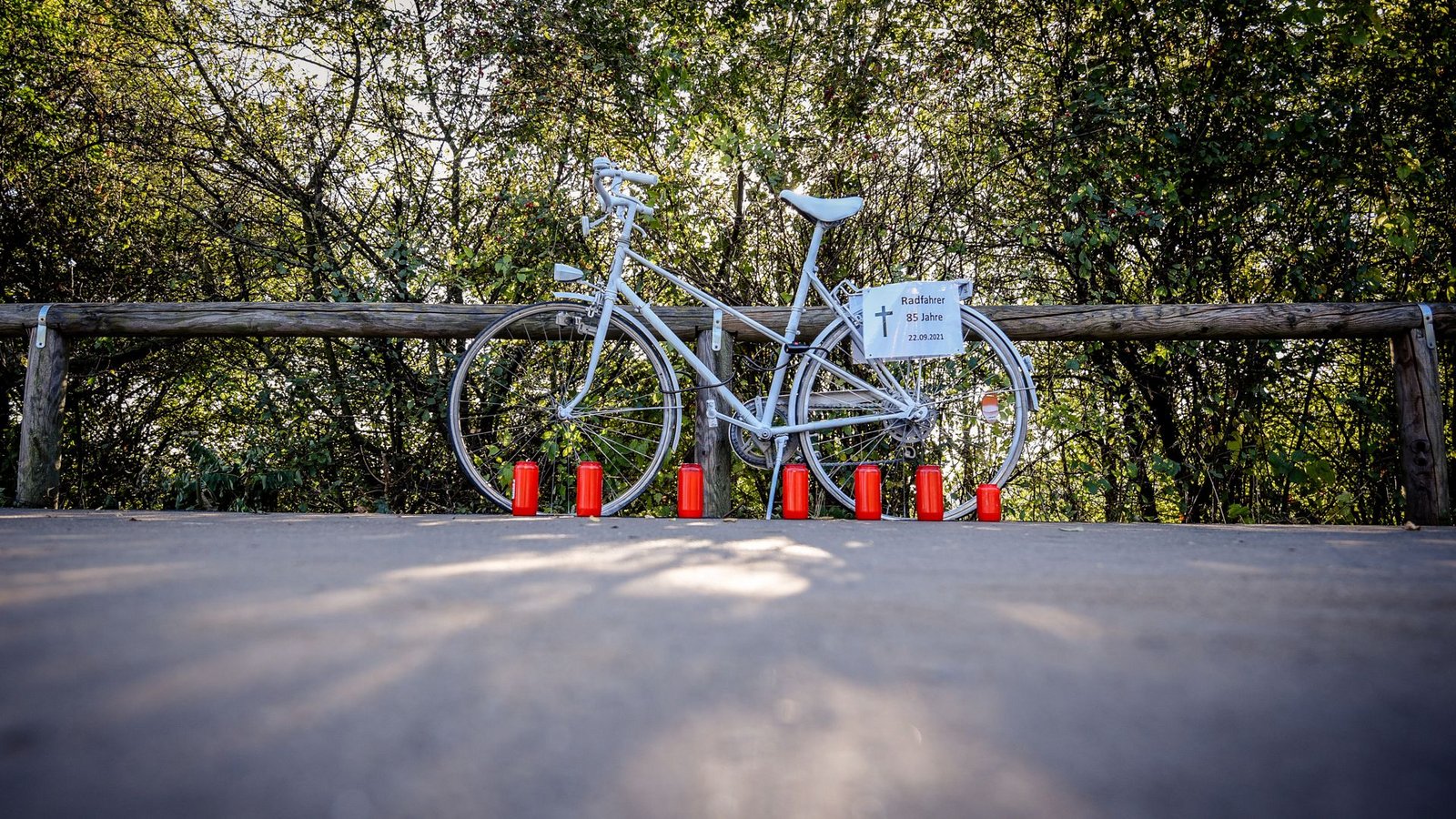 In Erinnerung an Andreas Mandalka soll in Neuhausen ein sogenanntes Ghostbike aufgestellt werden – wie hier im Bild nach einem Unfall in Essen im Jahr 2021 (Archivbild).Foto: Funke Foto Services/IMAGO/Socrates Tassos In Erinnerung an Andreas Mandalka soll in Neuhausen ein sogenanntes Ghostbike aufgestellt werden – wie hier im Bild nach einem Unfall in Essen im Jahr 2021 (Archivbild).Foto: Funke Foto Services/IMAGO/Socrates Tassos