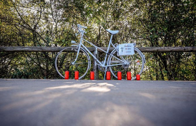 In Erinnerung an Andreas Mandalka soll in Neuhausen ein sogenanntes Ghostbike aufgestellt werden – wie hier im Bild nach einem Unfall in Essen im Jahr 2021 (Archivbild).<span class='image-autor'>Foto: Funke Foto Services/IMAGO/Socrates Tassos</span>