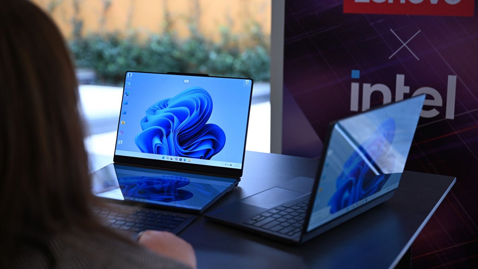 Zwei Lenovo-Laptops, die jeweils zwei Bildschirme haben: Rechts ist der zweite Bildschirm auf der Rückseite des ersten Bildschirms und links sind die beiden Bildschirme nebeneinander montiert - einer liegt vor der Tastatur und dahinter steht der zweite Bildschirm.Foto: Wolf von Dewitz/dpa