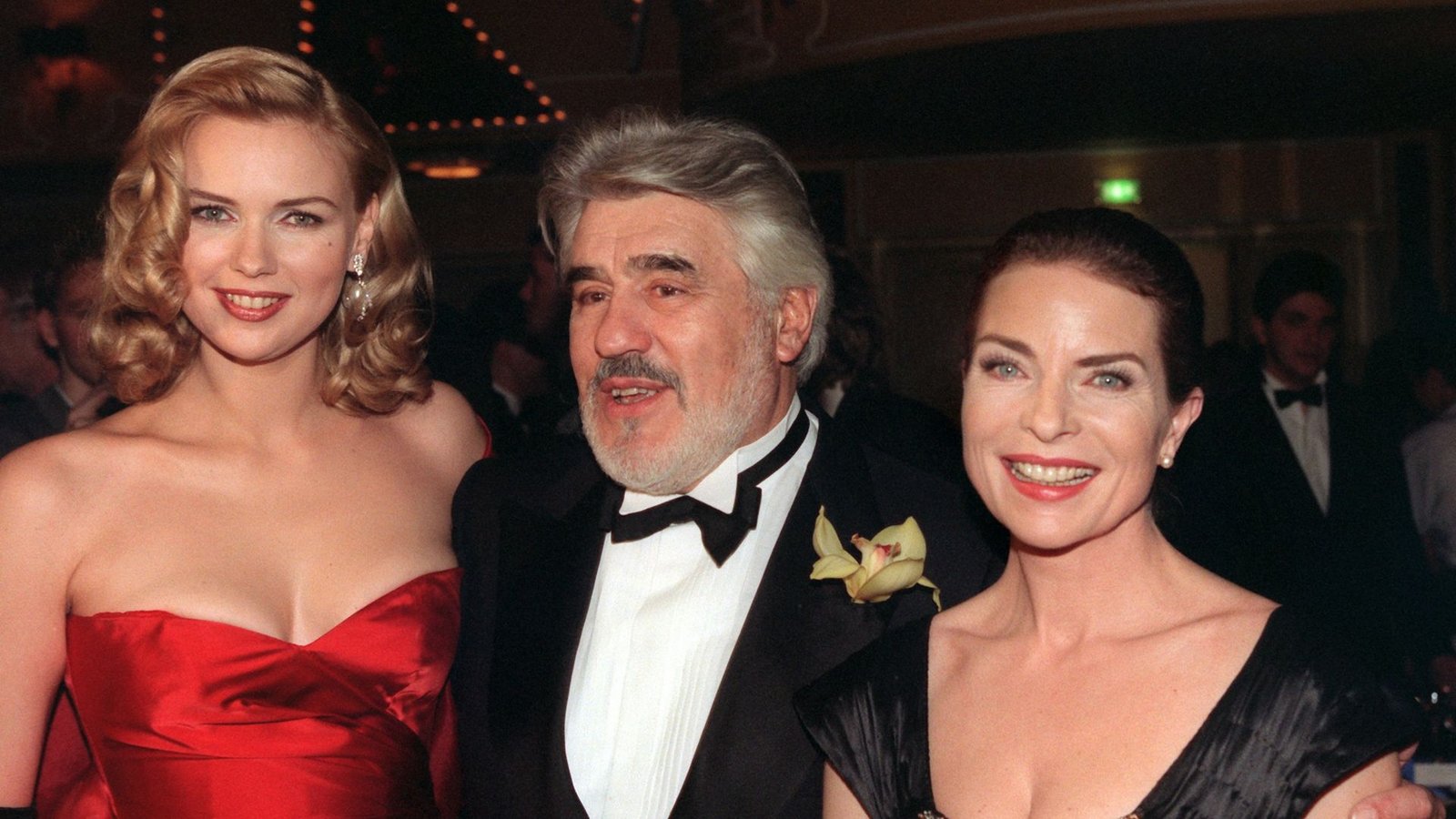 Adorf spielte u.a. mit Veronica Ferres (l) und Gudrun Landgrebe in "Rossini". (Archivbild)Foto: Ursula Düren/dpa