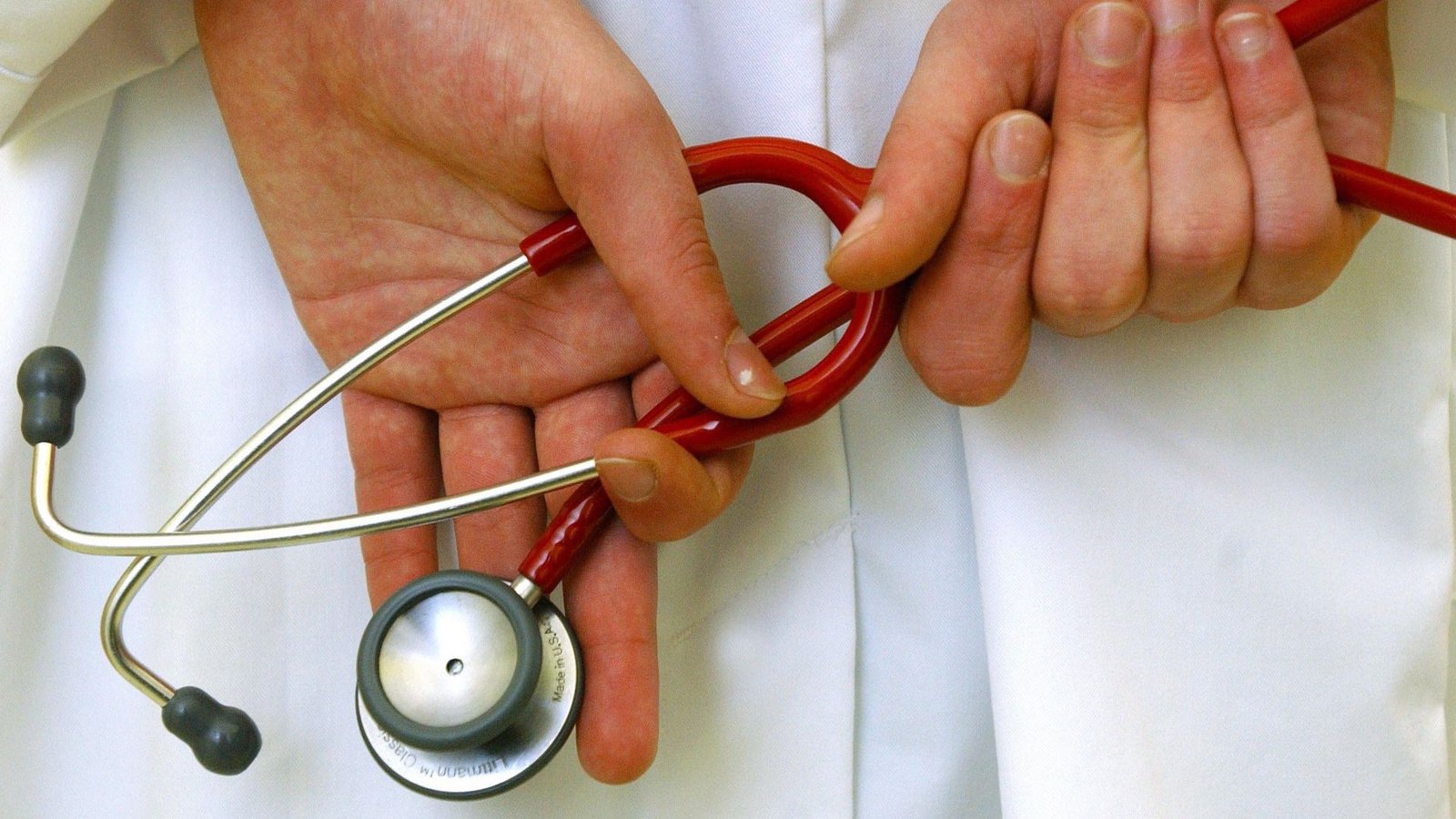 Der Arzt soll mehrere Patienten getötet haben (Symbolbild).Foto: Patrick Pleul/Zentralbild/dpa/Patrick Pleul Der Arzt soll mehrere Patienten getötet haben (Symbolbild).Foto: Patrick Pleul/Zentralbild/dpa/Patrick Pleul