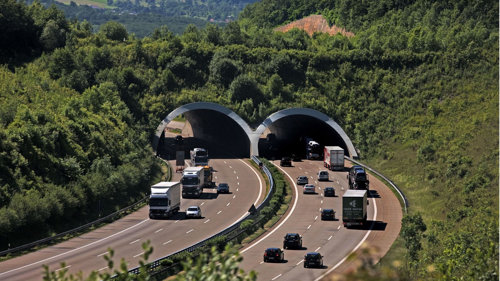 An der A 8 bei Aichelberg gibt es bereits eine Grünbrücke. Sie wird aber auch von Menschen benutzt.Foto: Horst Rudel
