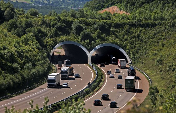An der A 8 bei Aichelberg gibt es bereits eine Grünbrücke. Sie wird aber auch von Menschen benutzt.<span class='image-autor'>Foto: Horst Rudel</span>
