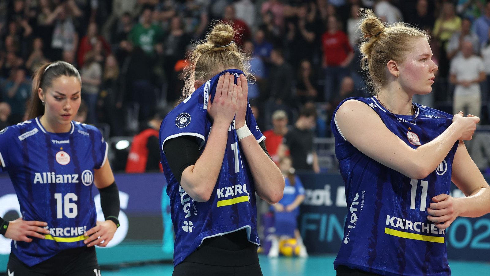 Mikala Mogensen, Pia Kästner, Pauline Martin: Die Enttäuschung bei den Stuttgarter Volleyballerinnen war nach dem verlorenen Pokalendspiel riesig.Foto: Baumann/Julia Rahn