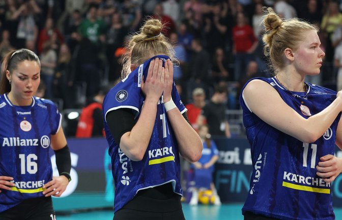 Mikala Mogensen, Pia Kästner, Pauline Martin: Die Enttäuschung bei den Stuttgarter Volleyballerinnen war nach dem verlorenen Pokalendspiel riesig.<span class='image-autor'>Foto: Baumann/Julia Rahn</span>
