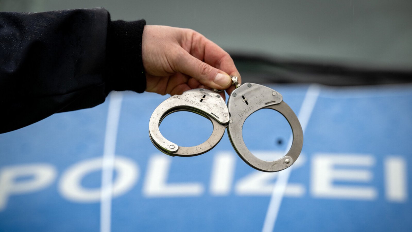 Polizeibeamte nahmen die 23-Jährige fest. (Symbolbild)Foto: dpa/Soeren Stache Polizeibeamte nahmen die 23-Jährige fest. (Symbolbild)Foto: dpa/Soeren Stache
