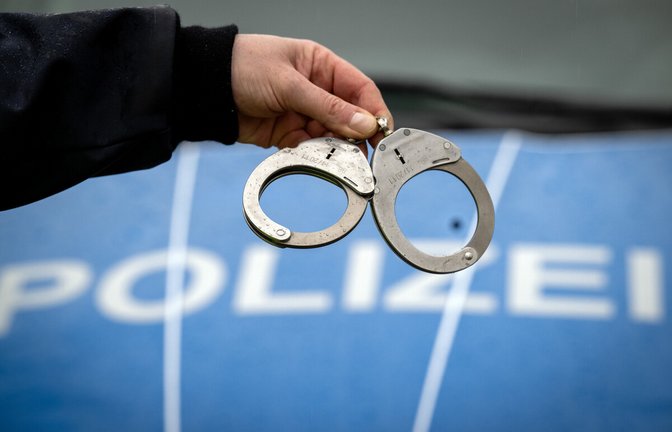 Polizeibeamte nahmen die 23-Jährige fest. (Symbolbild)<span class='image-autor'>Foto: dpa/Soeren Stache</span>