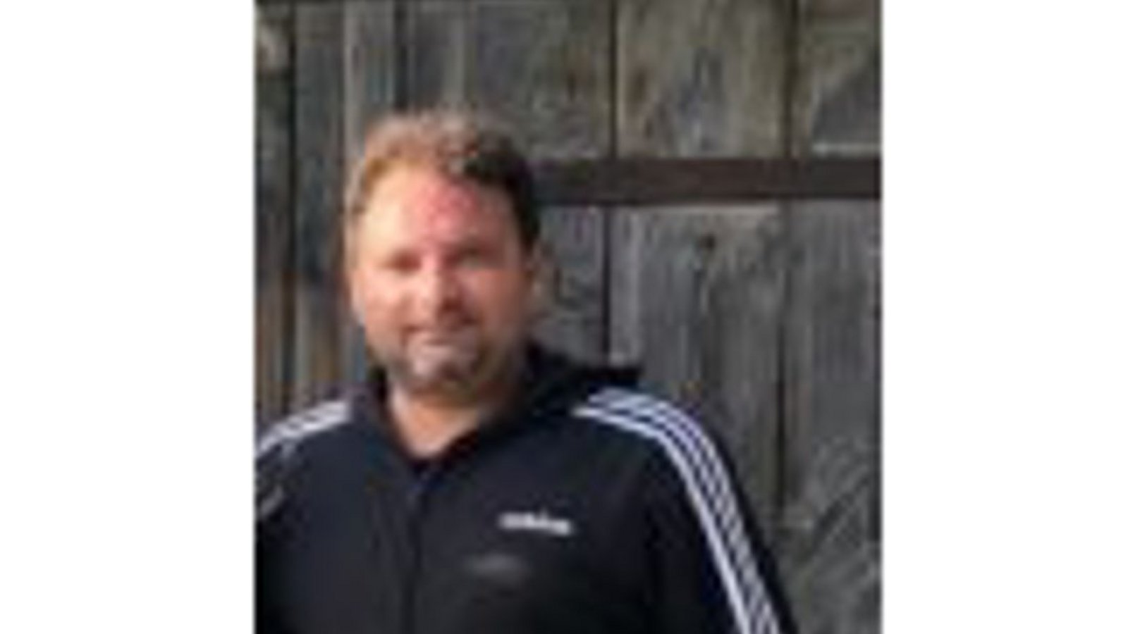 Herr D. ist 172 cm groß und kräftig. Er hat kurze, hellbraune, leicht gelockte Haare und trägt einen grauen Rahmenbart.Foto: Polizeipräsidium Ravensburg Herr D. ist 172 cm groß und kräftig. Er hat kurze, hellbraune, leicht gelockte Haare und trägt einen grauen Rahmenbart.Foto: Polizeipräsidium Ravensburg