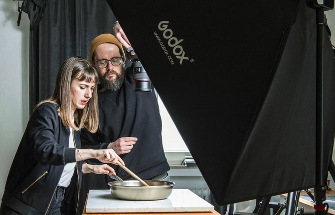 Jörg Mayer und Nadine Horn bei der Arbeit. Der Aufwand für ihren Blog wächst immer mehr.<span class='image-autor'>Foto: /Andreas Reiner</span>