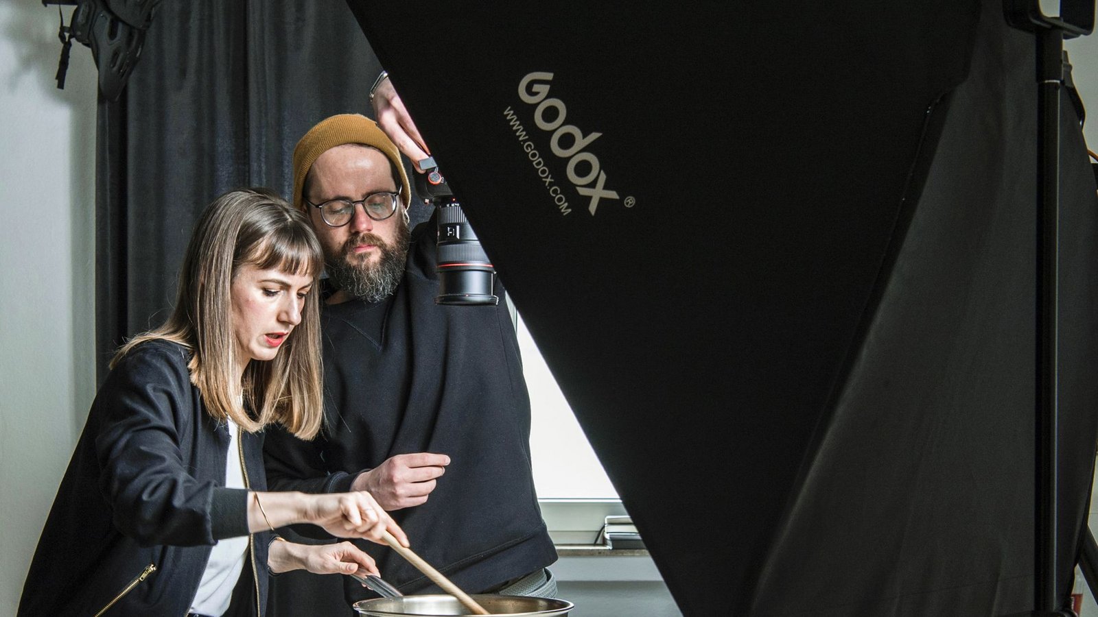Jörg Mayer und Nadine Horn bei der Arbeit. Der Aufwand für ihren Blog wächst immer mehr.Foto: /Andreas Reiner Jörg Mayer und Nadine Horn bei der Arbeit. Der Aufwand für ihren Blog wächst immer mehr.Foto: /Andreas Reiner