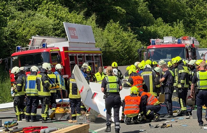 Bei dem Absturz kam ein Mensch ums Leben.<span class='image-autor'>Foto: Berthold Stamm/dpa/Berthold Stamm</span>
