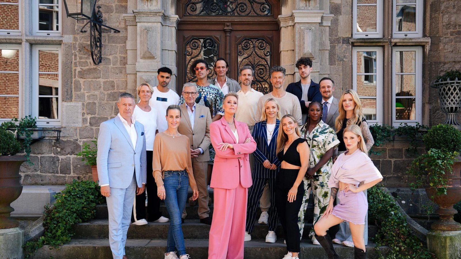 Moderatorin Sonja Zietlow (vorne, 3. v. l.) mit den Kandidatinnen und Kandidaten der 3. Staffel "Die Verräter - Vertraue Niemandem!"Foto: RTL / Stefan Gregorowius