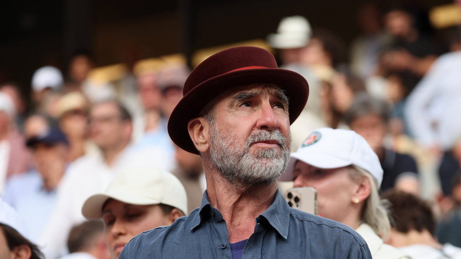 Fußball-Legende Eric Cantona beobachtet das Finale der French Open von den Zuschauerrängen aus.Foto: IMAGO / Bestimage Fußball-Legende Eric Cantona beobachtet das Finale der French Open von den Zuschauerrängen aus.Foto: IMAGO / Bestimage