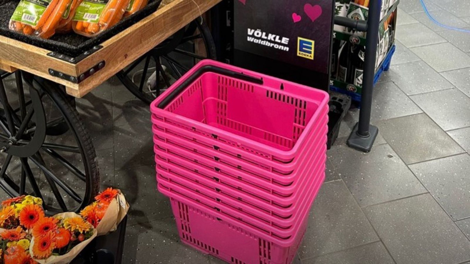 Diese pinken Einkaufskörbe sollen das Kennenlernen erleichtern.Foto: privat