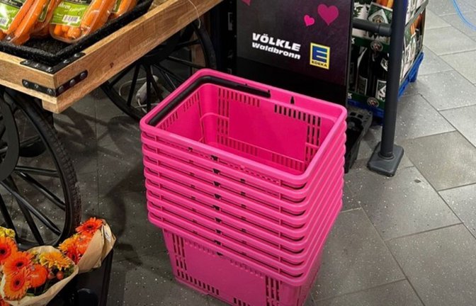 Diese pinken Einkaufskörbe sollen das Kennenlernen erleichtern.<span class='image-autor'>Foto: privat</span>