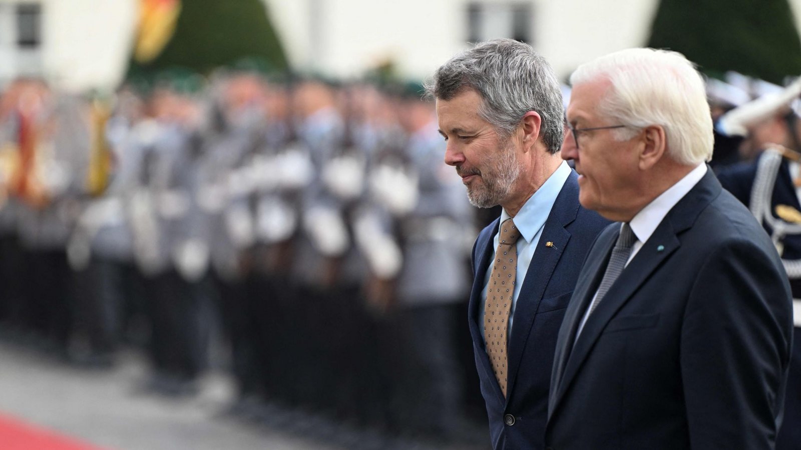 Bundespräsident Frank-Walter Steinmeier (rechts) und König Frederick beim feierlichen Empfang der dänischen Royals.Foto: AFP/RALF HIRSCHBERGER