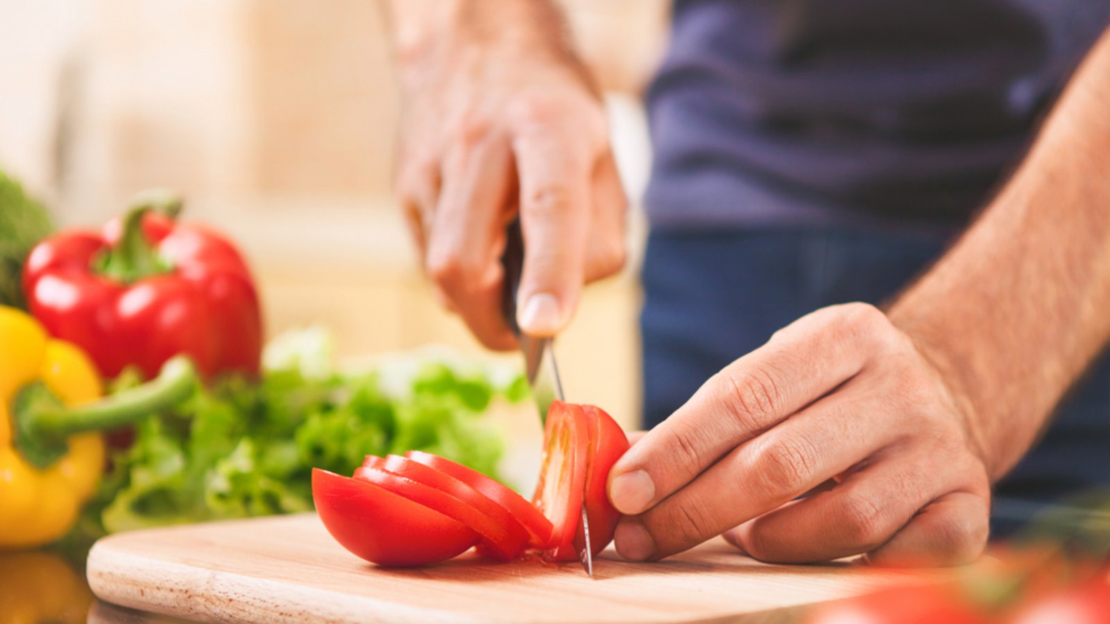 Bei frischen Tomaten kann es passieren, dass die eine oder andere Tomate innen noch grün ist. Was das bedeutet, erfahren Sie hier.Foto: Oleksboiko / Shutterstock.com