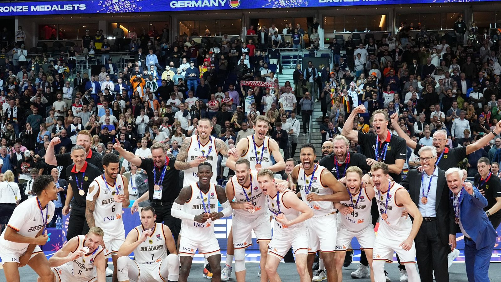 Danach durfte die Medaille etwas ausgelassener gefeiert werden.Foto: dpa/Soeren Stache