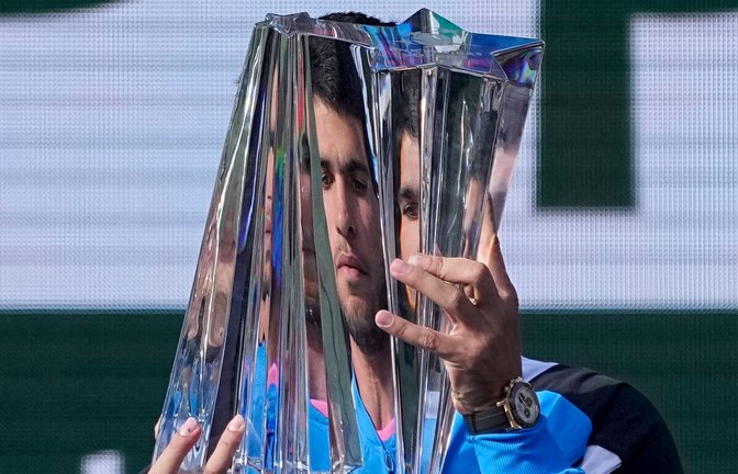 Tennis-Profi Carlos Alcaraz hat beim Masters-Turnier in Indian Wells gegen Daniil Medwedew gewonnen und seinen Titel verteidigt.<span class='image-autor'>Foto: Mark J. Terrill/AP/dpa</span>