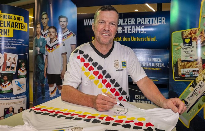 „Loddar“ Matthäus wirbt für Edeka-Trikots, die es nur am Mittwoch, 27. Mai, geben soll.<span class='image-autor'>Foto: (C) Thomas Meinicke Photography/Edeka</span>