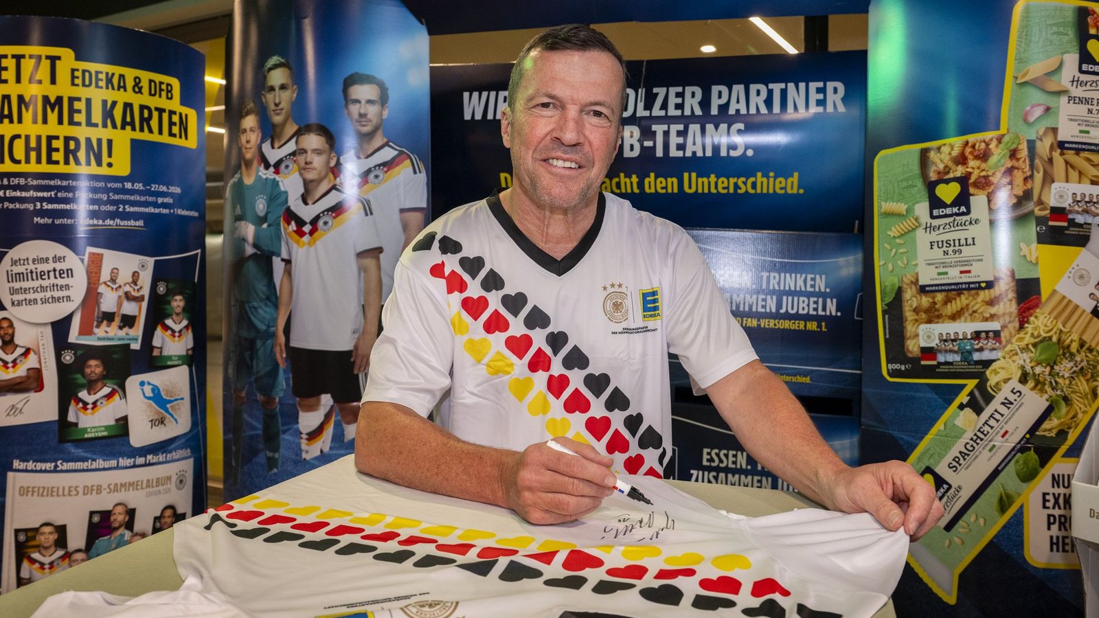 „Loddar“ Matthäus wirbt für Edeka-Trikots, die es nur am Mittwoch, 27. Mai, geben soll.Foto: (C) Thomas Meinicke Photography/Edeka „Loddar“ Matthäus wirbt für Edeka-Trikots, die es nur am Mittwoch, 27. Mai, geben soll.Foto: (C) Thomas Meinicke Photography/Edeka