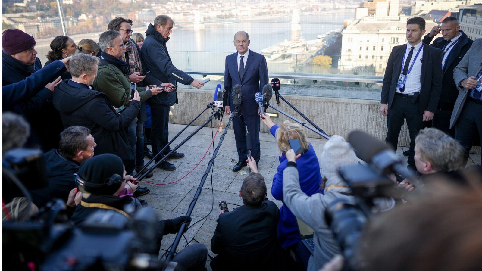 Kanzler Olaf Scholz gibt am Rande des EU-Gipfels in Budapest eine improvisierte Pressekonferenz. Die meisten Fragen kommen zum Ende der Ampel in Berlin.Foto: dpa/Kay Nietfeld Kanzler Olaf Scholz gibt am Rande des EU-Gipfels in Budapest eine improvisierte Pressekonferenz. Die meisten Fragen kommen zum Ende der Ampel in Berlin.Foto: dpa/Kay Nietfeld