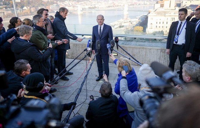 Kanzler Olaf Scholz gibt am Rande des EU-Gipfels in Budapest eine improvisierte Pressekonferenz. Die meisten Fragen kommen zum Ende der Ampel in Berlin.<span class='image-autor'>Foto: dpa/Kay Nietfeld</span>