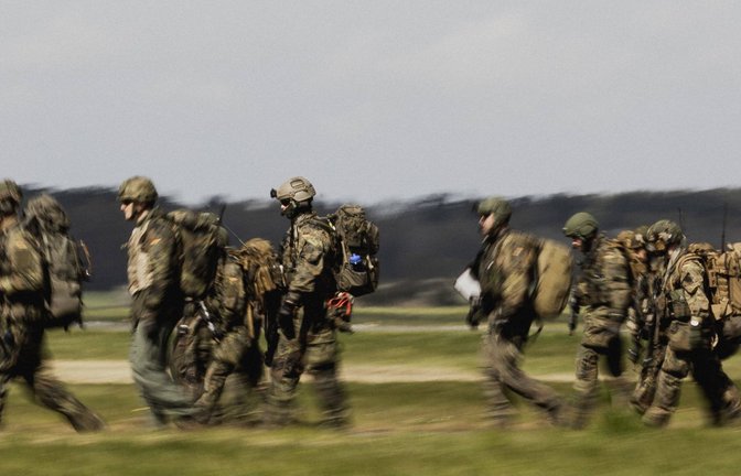 Soldaten der Bundeswehr. Am Donnerstag stimmte der Bundestag einer Fortsetzung des Anti-IS-Mandats zu (Archivfoto).<span class='image-autor'>Foto: IMAGO/photothek/IMAGO/Florian Gaertner/photothek.de</span>