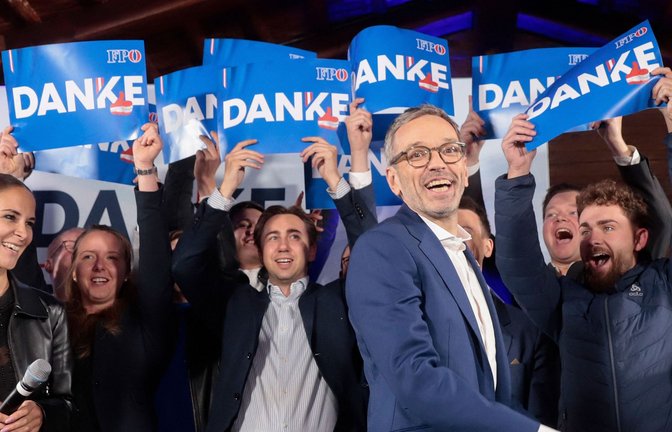 Der  rechtsextreme FPÖ-Politiker Herbert Kickl feiert seinen Wahlsieg.<span class='image-autor'>Foto: AFP/Alex Halada</span>