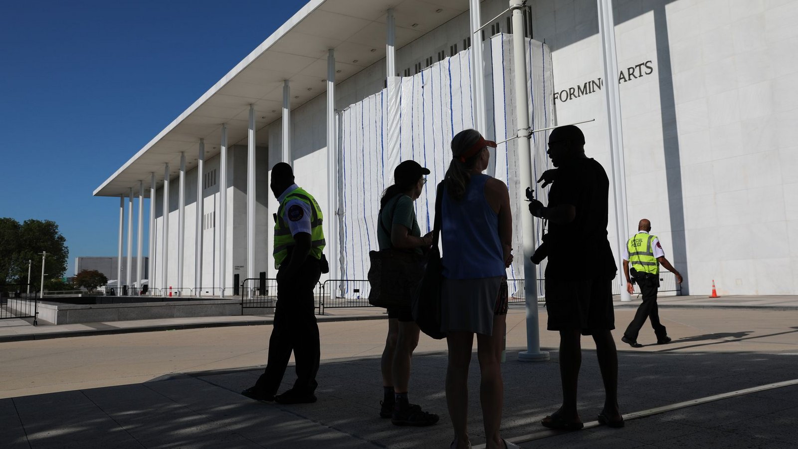Das Kennedy Center informiert in Gerichtsdokumenten darüber, dass Trumps Name von seiner Fassade entfernt worden ist.Foto: Rahmat Gul/FR172204 AP/AP/dpa Das Kennedy Center informiert in Gerichtsdokumenten darüber, dass Trumps Name von seiner Fassade entfernt worden ist.Foto: Rahmat Gul/FR172204 AP/AP/dpa