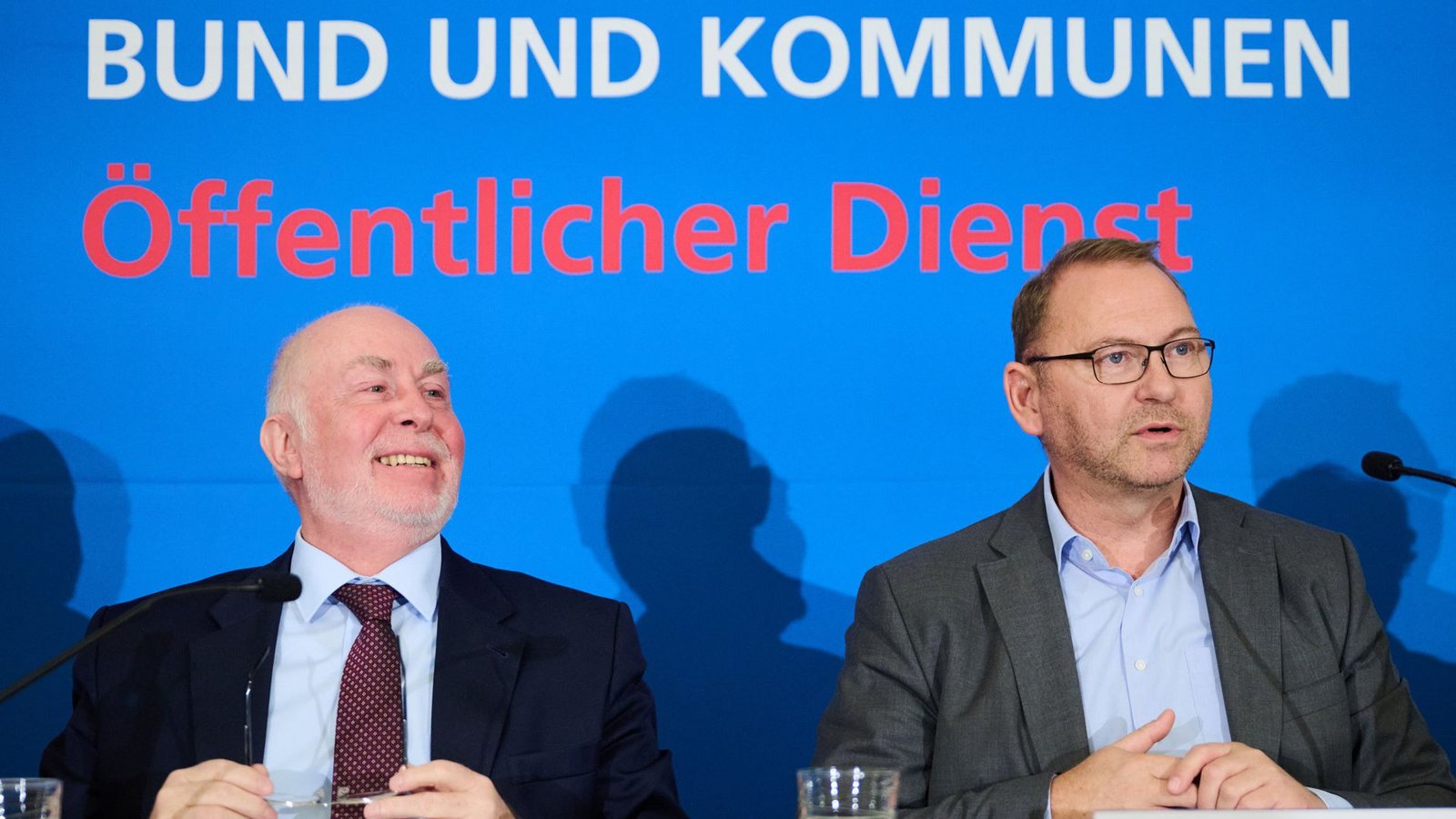Die Vorsitzenden Ulrich Silberbach (Beamtenbund, links) und Frank Werneke (Verdi) stellen die Forderung zur neuen Tarifrunde vor.Foto: dpa/Annette Riedl Die Vorsitzenden Ulrich Silberbach (Beamtenbund, links) und Frank Werneke (Verdi) stellen die Forderung zur neuen Tarifrunde vor.Foto: dpa/Annette Riedl