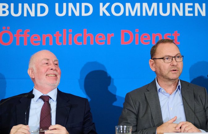 Die Vorsitzenden Ulrich Silberbach (Beamtenbund, links) und Frank Werneke (Verdi) stellen die Forderung zur neuen Tarifrunde vor.<span class='image-autor'>Foto: dpa/Annette Riedl</span>