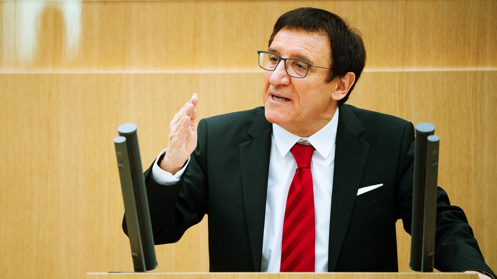 Drei Tage Vorsprung bescheren dem CDU-Abgeordneten Wolfgang Reinhart das erste Amt  in der neuen Wahlperiode.Foto: dpa