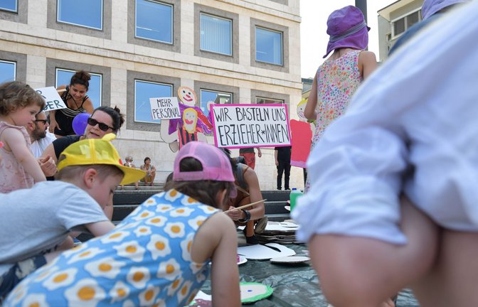 Im Juli demonstrierten  Eltern und Erzieher in Stuttgart gegen den Kita-Notstand.<span class='image-autor'>Foto: Lichtgut/Max Kovalenko</span>