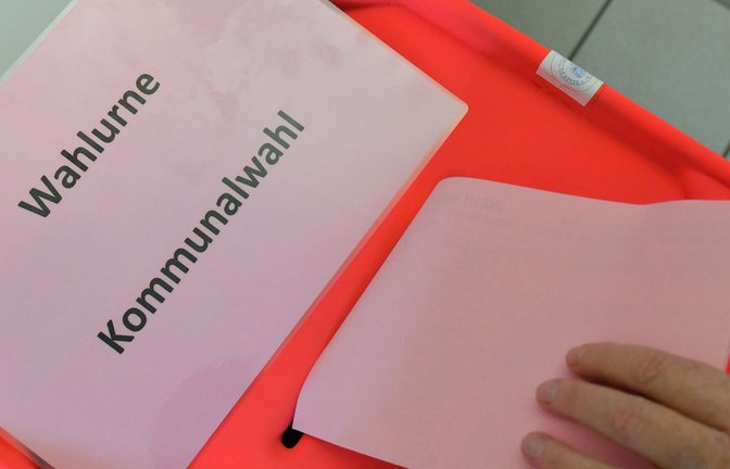 Bei der Kommunalwahl zählt man seine Stimmen besser zwei Mal, bevor man die Stimmzettel abgibt.<span class='image-autor'>Foto: dpa/Patrick Pleul</span>