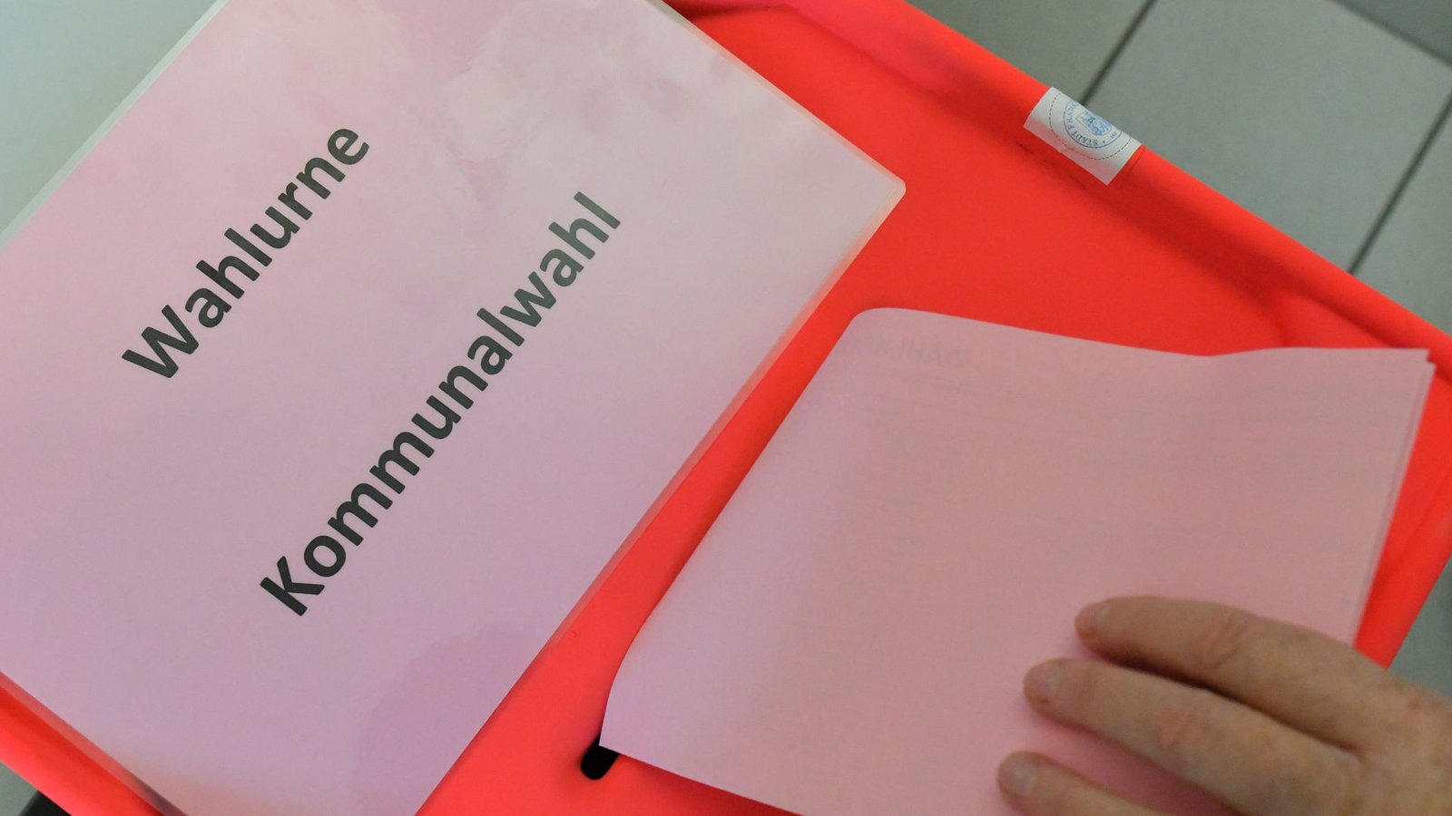 Bei der Kommunalwahl zählt man seine Stimmen besser zwei Mal, bevor man die Stimmzettel abgibt.Foto: dpa/Patrick Pleul Bei der Kommunalwahl zählt man seine Stimmen besser zwei Mal, bevor man die Stimmzettel abgibt.Foto: dpa/Patrick Pleul