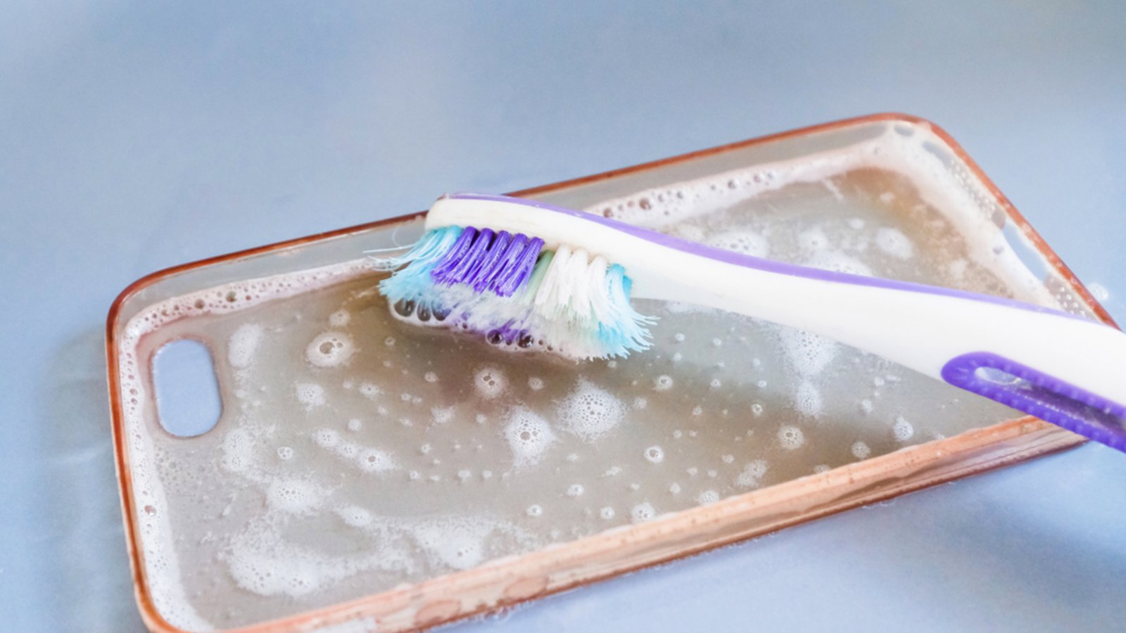 So wird die Handyhülle wieder sauber.Foto: Elena Loginova / shutterstock.com So wird die Handyhülle wieder sauber.Foto: Elena Loginova / shutterstock.com