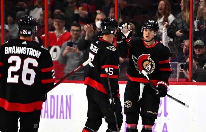 Traf beim 5:1-Sieg der Ottawa Senators gegen die Anahiem Ducks: Tim Stützle (r).<span class='image-autor'>Foto: Justin Tang/The Canadian Press/AP/dpa</span>