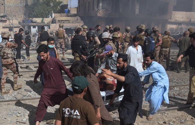 Eine Explosion reißt viele Menschen in den Tod - verantwortlich erklärt sich eine Separatistengruppe, die auch schon zuvor Anschläge verübt hatte.<span class='image-autor'>Foto: Arshad Butt/AP/dpa</span>