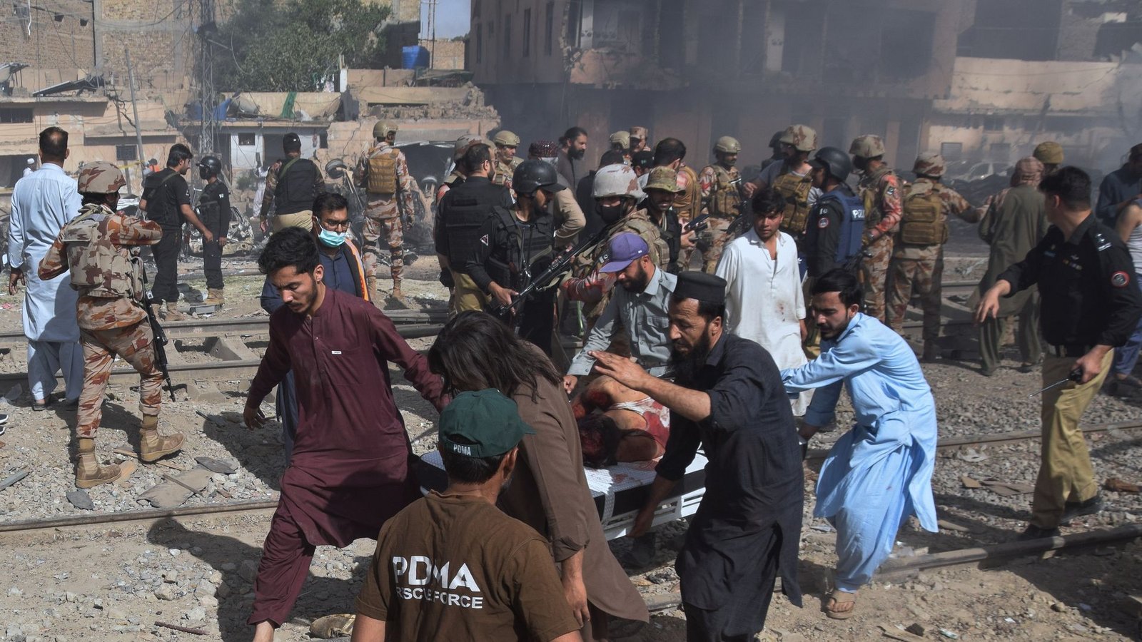 Eine Explosion reißt viele Menschen in den Tod - verantwortlich erklärt sich eine Separatistengruppe, die auch schon zuvor Anschläge verübt hatte.Foto: Arshad Butt/AP/dpa Eine Explosion reißt viele Menschen in den Tod - verantwortlich erklärt sich eine Separatistengruppe, die auch schon zuvor Anschläge verübt hatte.Foto: Arshad Butt/AP/dpa