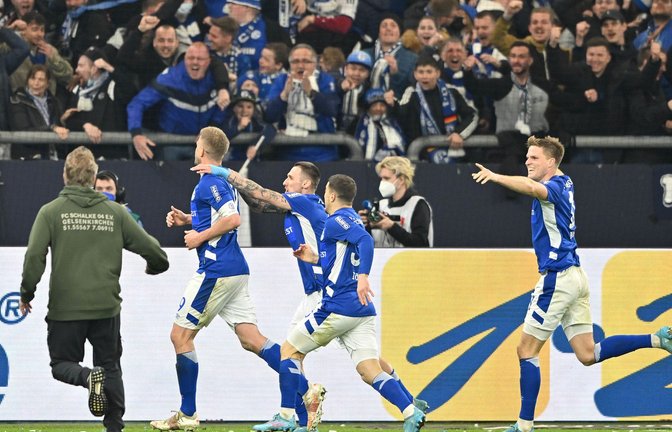 Der FC Schalke 04 führt die 2. Liga vier Spieltage vor Saisonende mit 56 Punkten an.<span class='image-autor'>Foto: David Inderlied/dpa</span>