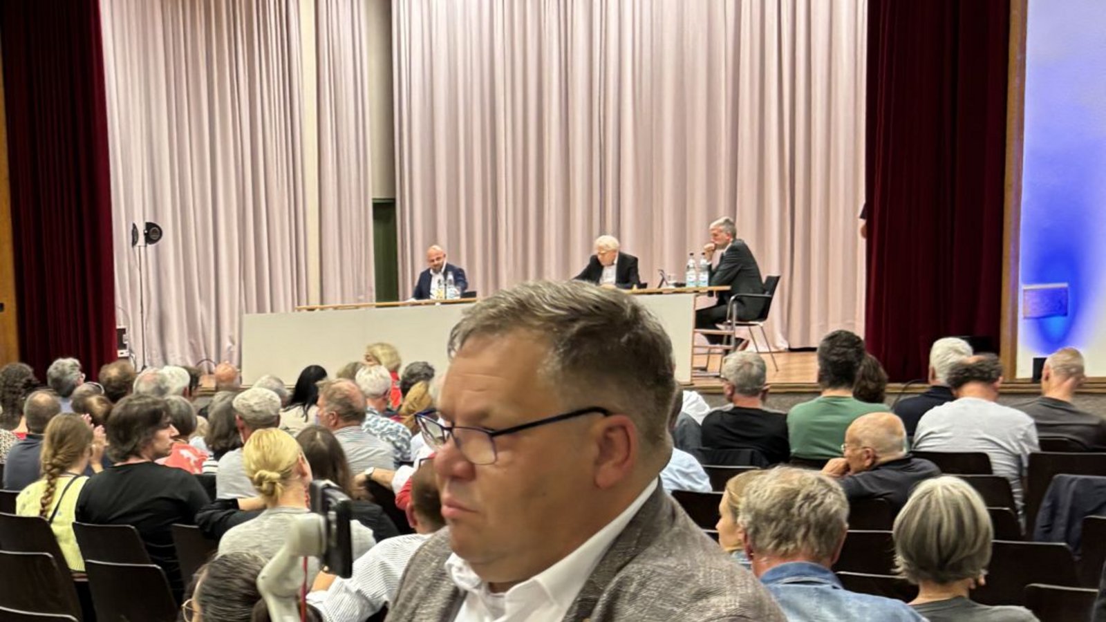 Ein Parteifreund eines AfD-Streamers filmt die Veranstaltung. Zwar wurde der Betreiber des szenebekannten Kanals am Eingang abgewiesen, weil er nicht akkreditiert war. Jedoch konnte er seine Kamera a den Parteifreund weitergeben, der offenbar bisher unbemerkt filmt.Foto: StZN/Florian Dürr