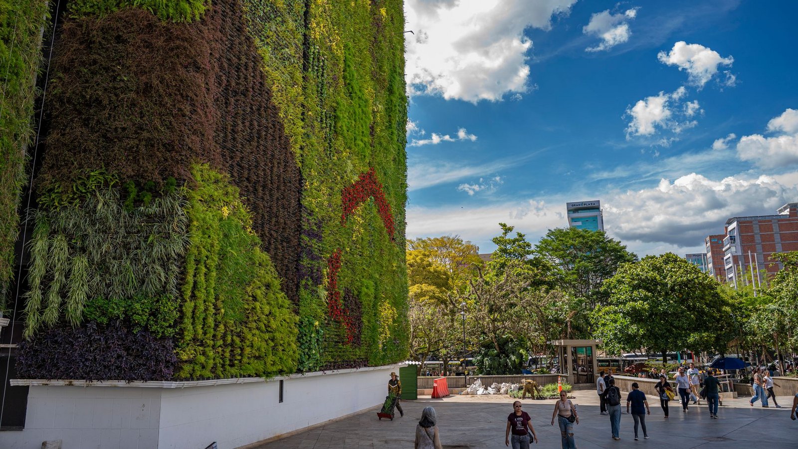 Fußgänger bewegen sich im Schatten einer begrünten Wand in Medellín. (Archivbild)Foto: edinson arroyo/dpa Fußgänger bewegen sich im Schatten einer begrünten Wand in Medellín. (Archivbild)Foto: edinson arroyo/dpa