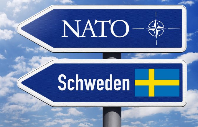 Wegweiser von Schweden und der NATO – Schweden ist der Nato-Mitgliedschaft einen Schritt näher gekommen (Symbolfoto).<span class='image-autor'>Foto: IMAGO/Christian Ohde/IMAGO/Christian Ohde</span>