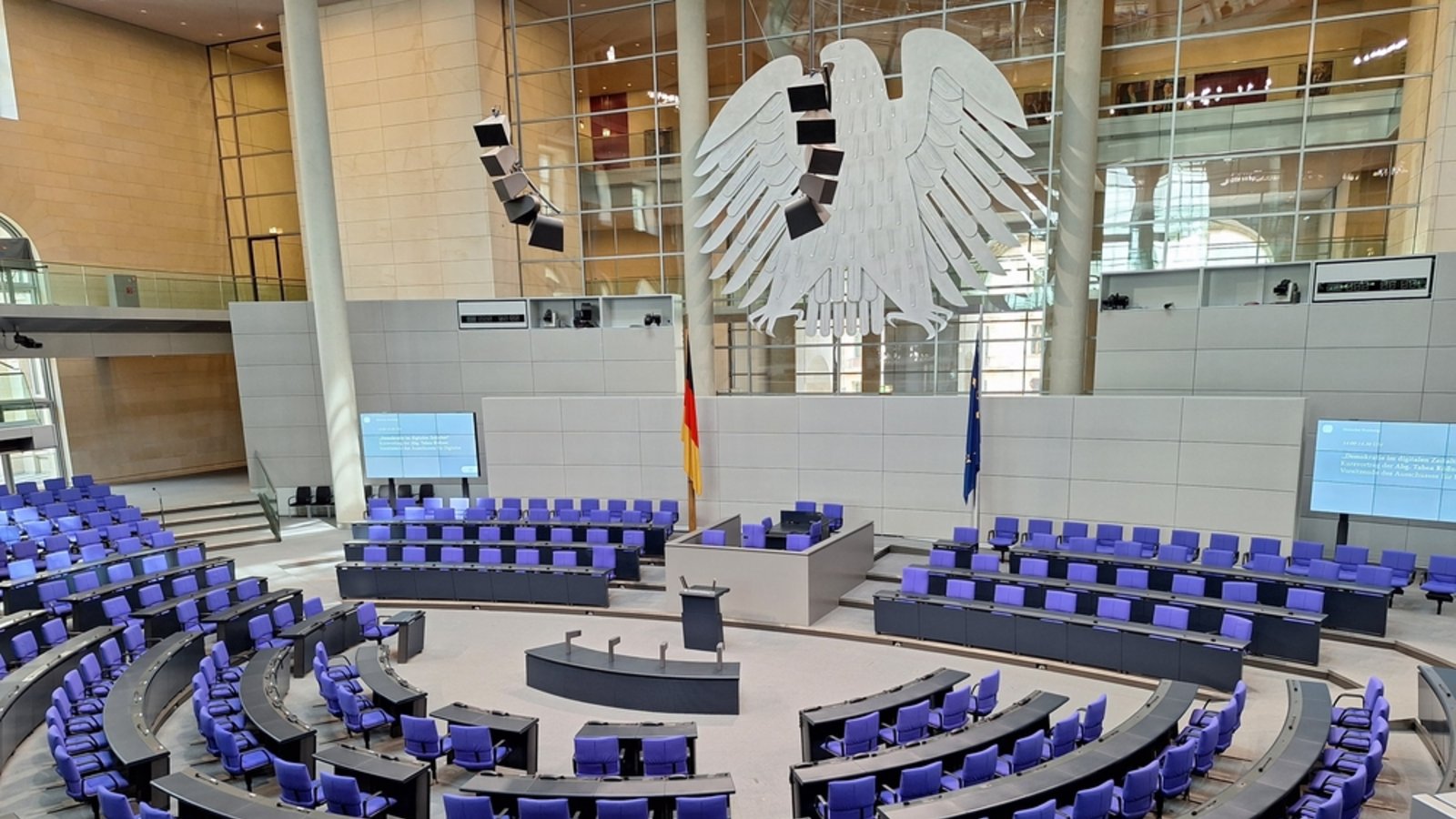 Um 12:00 Uhr beginnt die Debatte.Foto: Alexander Ruszczynski / shutterstock.com Um 12:00 Uhr beginnt die Debatte.Foto: Alexander Ruszczynski / shutterstock.com